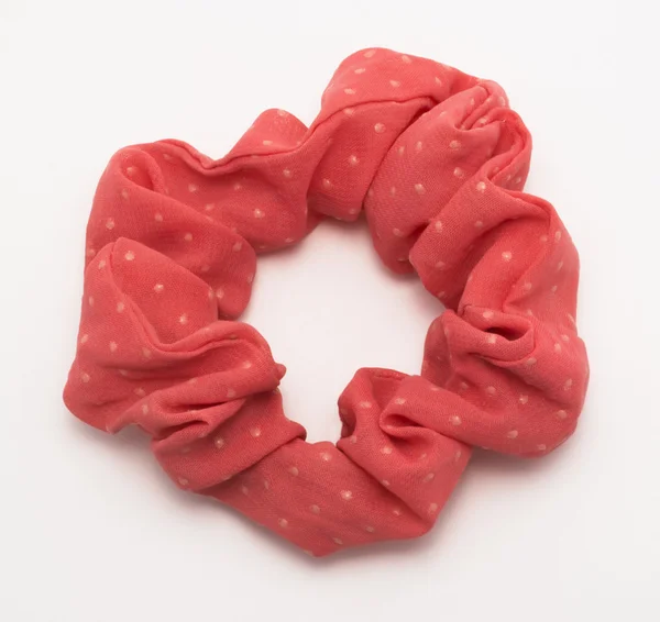 Güzel kızıl saçlı beyaz zemin üzerine kravat