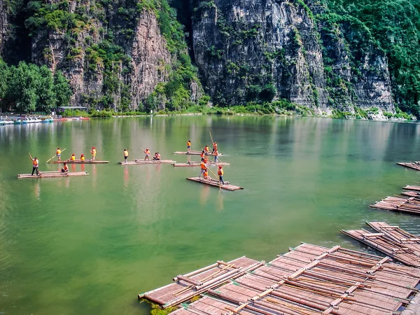 漂浮在竹筏上的人 免版税图库图片