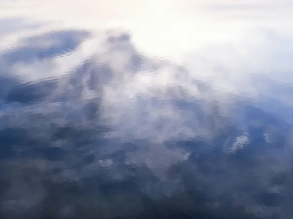 Su yansıma mavi arka plan