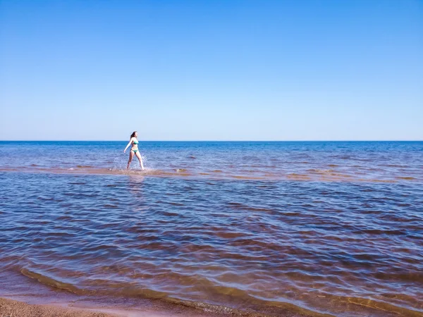 Menina bonita correndo na água — Fotografia de Stock