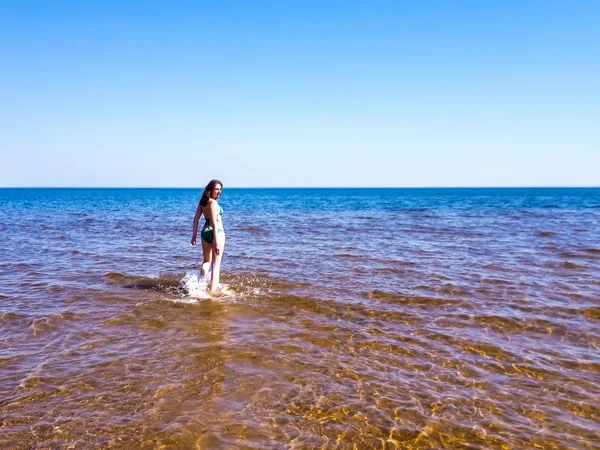 Hermosa chica va en el agua — Foto de Stock