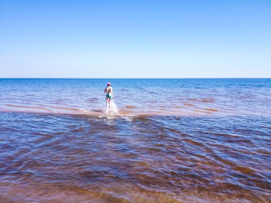 Şeffaf su üzerinde çalışan güzel bir genç kadın
