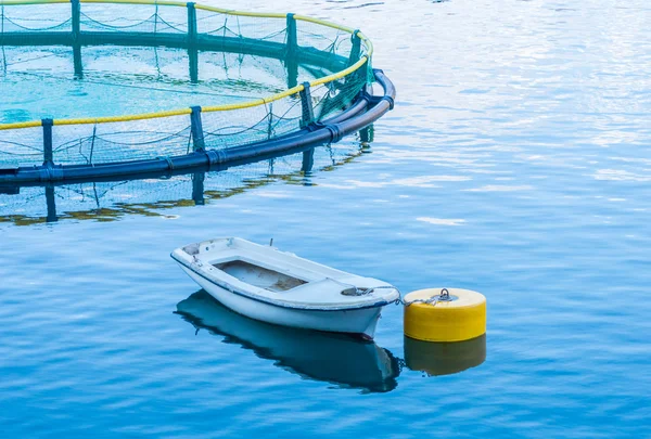 Burar för fiskodling och båten — Stockfoto