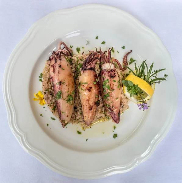 Pirinç ve limon ile kalamar dolması