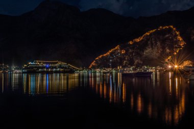 Kotor kale duvarı kalp şeklinde yansıması ile gece görünümü