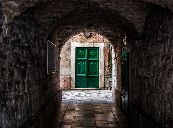 Kotor yeşil kapı