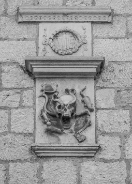 Bir kafatası ve kemiklerin Kotor kabartmalı