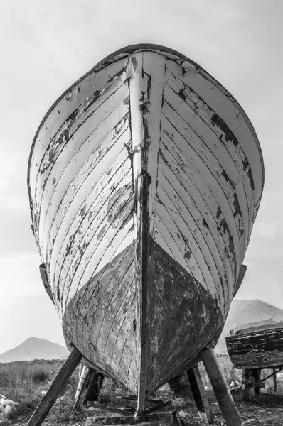 Παλιά ξύλινη βάρκα τόξο κινηματογράφηση σε πρώτο πλάνο — Φωτογραφία Αρχείου