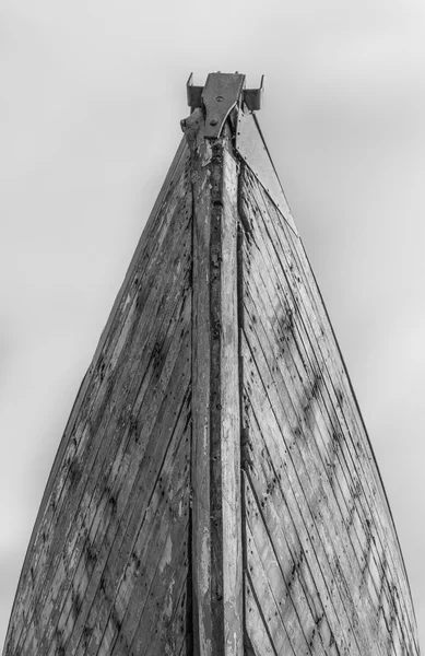 Παλιά ξύλινη βάρκα τόξο κινηματογράφηση σε πρώτο πλάνο — Φωτογραφία Αρχείου