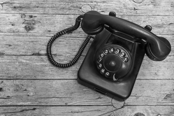 Ahşap arka plan, siyah beyaz eski telefon