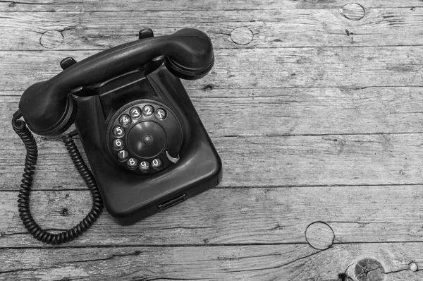 Ahşap zemin siyah beyaz üzerine eski telefon
