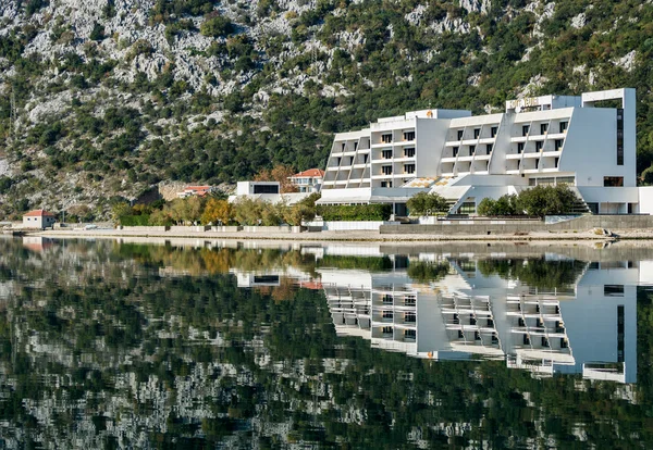 Terk edilmiş bir otel yansıma Risan, Karadağ