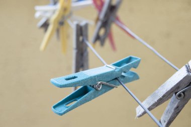 Elbise askıları. Terasta çamaşır ipi..