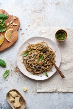 Tabakta pesto soslu spagetti, vejetaryen yemeği.
