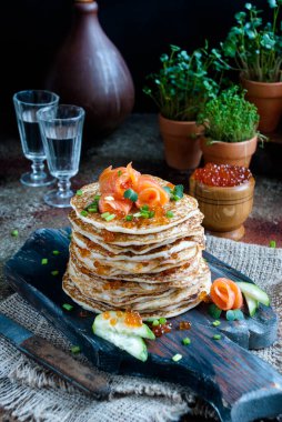 Tahtaya havyar ve somon konmuş gözleme yığını.
