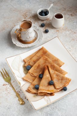 Kahvaltıda böğürtlenli gözleme ve çay.