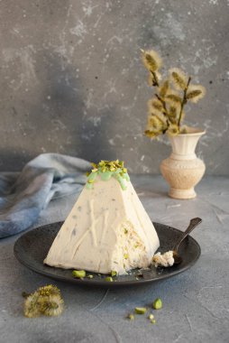 Geleneksel Paskalya tatlısı, süzme peynir, fıstıklı vanilyalı tatlı.