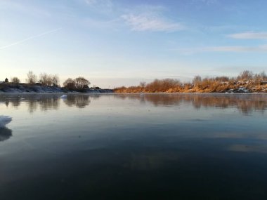 Estuary nehrinin berrak ve şeffaf buzu