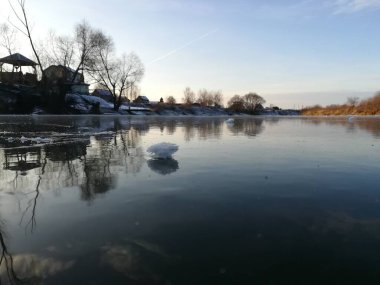 Estuary nehrinin berrak ve şeffaf buzu