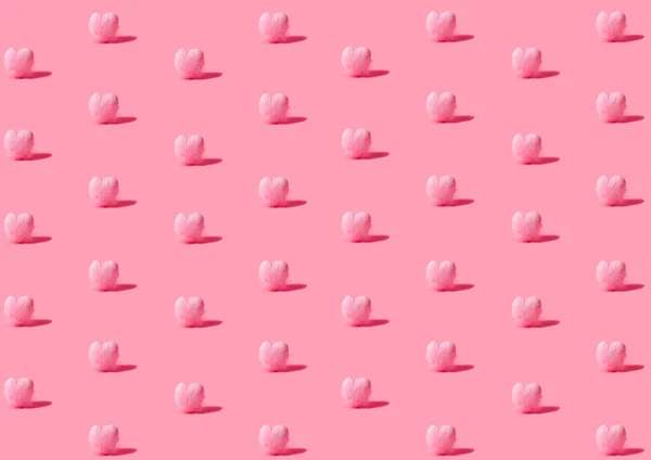 Patrón Isométrico Creado Partir Pequeños Corazones Cubiertos Plumas Color Rosa — Foto de Stock
