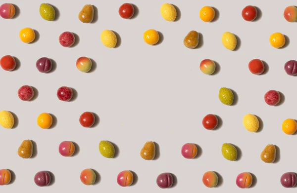 Plochý Ležel Izometrický Vzor Malých Marcipánových Ovocných Bonbónů Různých Barvách — Stock fotografie