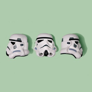 Öndeki, soldaki ve sağdaki üç noktadan beyaz miğferlerden desen oluşturuldu. Pastel yeşil arkaplanı olan bir üst görünüm.