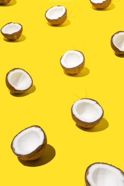 Parlak sarı arka planda taze organik hindistan cevizi deseni.