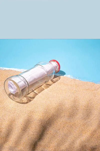 Carta Mensagem Uma Garrafa Transparente Vidro Praia Areia Com Sombra — Fotografia de Stock