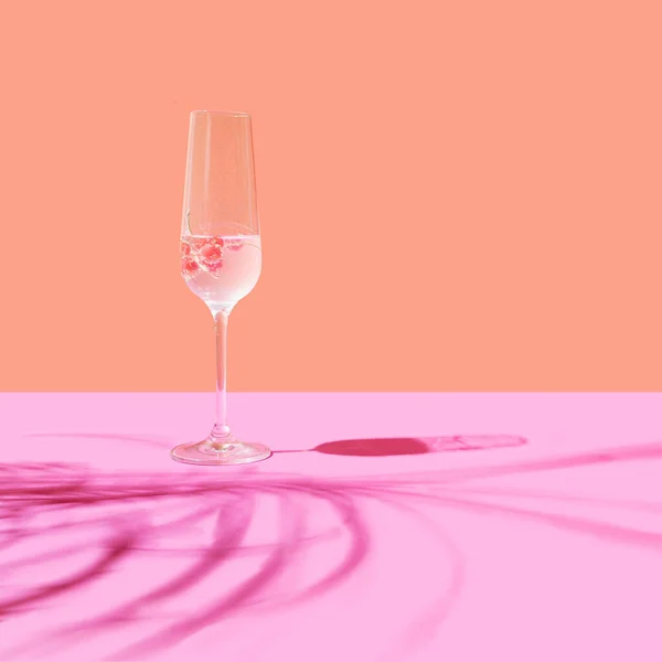 赤スグリ入りのカクテルのグラス テラコッタと薄紫の背景と日陰のアレンジメント — ストック写真