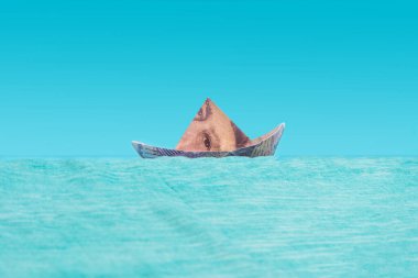 İngiliz banknot pound 'u okyanusta yelken açan bir tekne yarattı. İyimser soyut Cumhuriyet bankacılık sistemi kavramı.