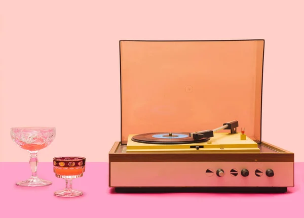 Gramofonista Šedesátých Let Otočný Stůl Pro Jednoduchý Vinyl Růžovým Dnem — Stock fotografie