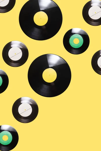 Dvě Desky Vinylu Inspirovaly Uspořádání Funky Vzoru Proti Oslnivému Žlutému — Stock fotografie