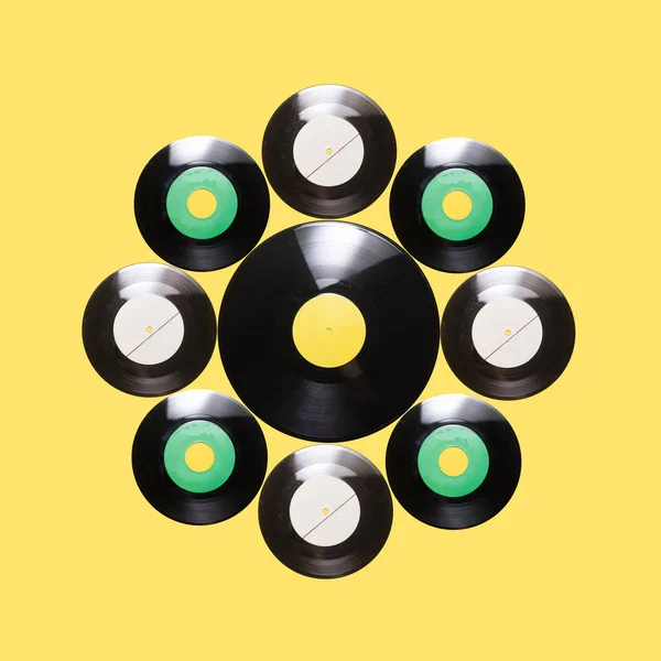 Vinylové Desky Kruhový Tvar Ploché Ležel Uspořádání Proti Osvětlení Žlutého — Stock fotografie