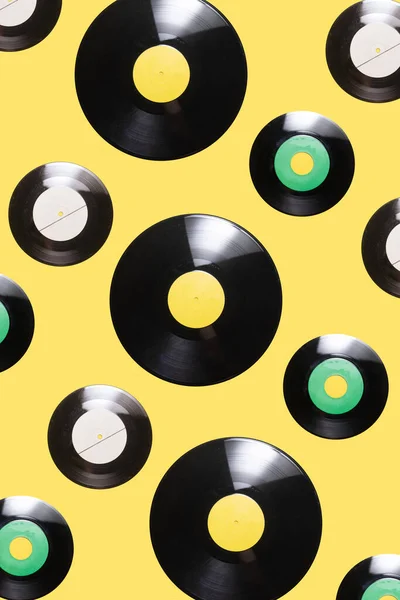 Vinyl Nahrávají Inspirované Uspořádání Funky Vzoru Proti Oslnivému Žlutému Pozadí — Stock fotografie