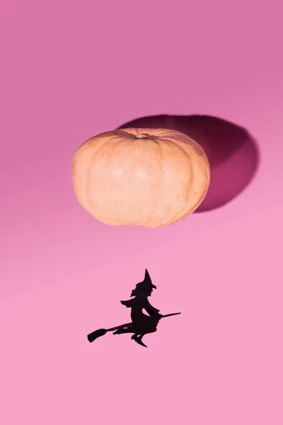 Concetto Halloween Fatto Strega Nera Volante Sotto Grande Zucca Sorprendente — Foto Stock