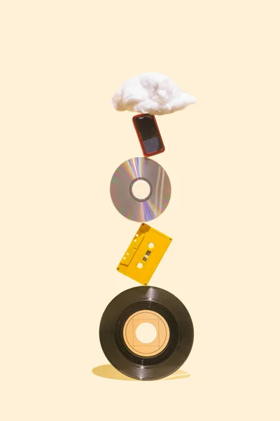 Schallplatten Kassette Mp3 Player Und Watteförmige Requisiten Übereinander Konzeptgeschichte Der lizenzfreie Stockfotos