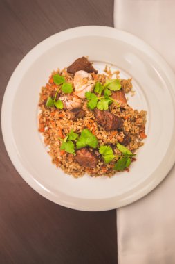 Masanın üzerine pilav