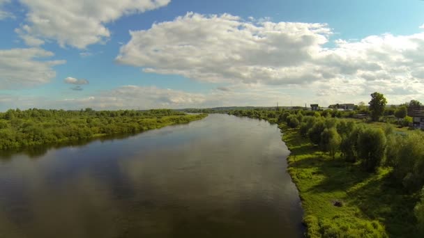 Survolant la rivière. à l'horizon — Video