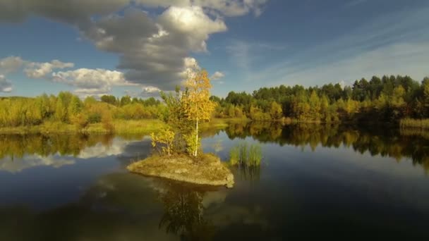 Une petite île sur le lac. Fairy Lake. Automne doré 