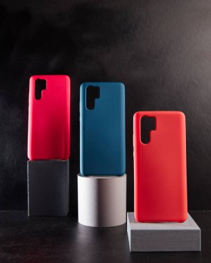 Modern akıllı telefonlar için renkli davalar masanın yan tarafında duruyor bulanık arkaplan