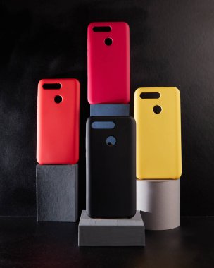 Modern akıllı telefonlar için renkli davalar masanın yan tarafında duruyor bulanık arkaplan