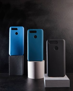 Modern akıllı telefonlar için renkli davalar masanın yan tarafında duruyor bulanık arkaplan