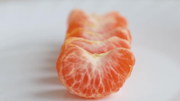 Мандарини соковиті фруктові скибочки крупним планом макро відеокамера рух фокус перехід — стокове відео