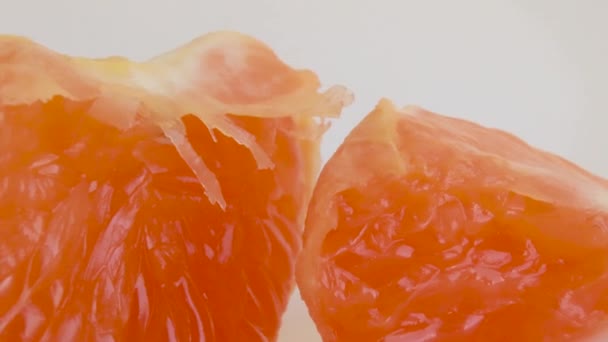 Mandarines tranches de fruits juteuses fermer le mouvement de la caméra vidéo macro de haut en bas arrière-plan hors foyer — Video