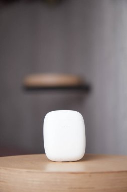 Kablosuz kulaklık çantası masanın üstünde kulaklıkların kapalı kapağı ise bulanık.