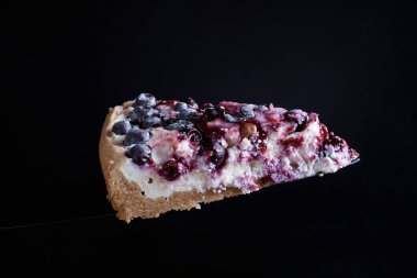 Kirazlı turtalı pasta taze buharlı bir kase içinde üzümlü üzümlü krema ve bir dilim sıcak arka plan bulanıklaşır