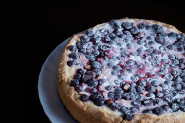 Kirazlı turtalı pasta taze buharlı bir kase içinde üzümlü üzümlü krema ve bir dilim sıcak arka plan bulanıklaşır