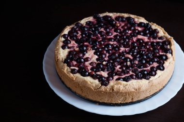 Kirazlı turtalı pasta taze buharlı bir kase içinde üzümlü üzümlü krema ve bir dilim sıcak arka plan bulanıklaşır