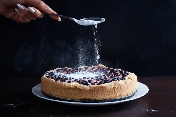 Ягодный пирог из вишневой смородины в миске свежая горячая парящая посыпка с размытым сахарным фоном