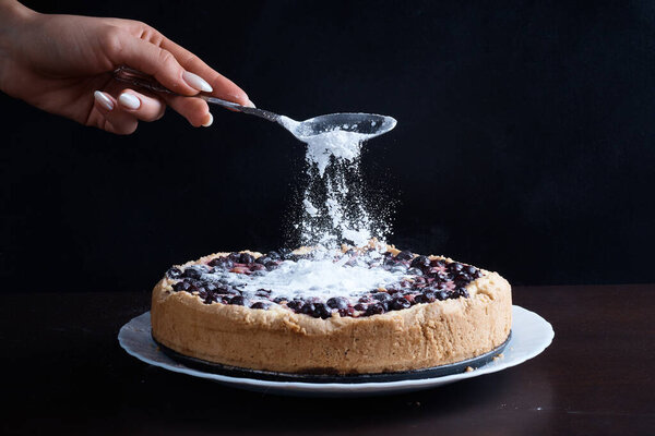 Ягодный пирог из вишневой смородины в миске свежая горячая парящая посыпка с размытым сахарным фоном